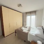 Garden Apartment- Near 아파트 *