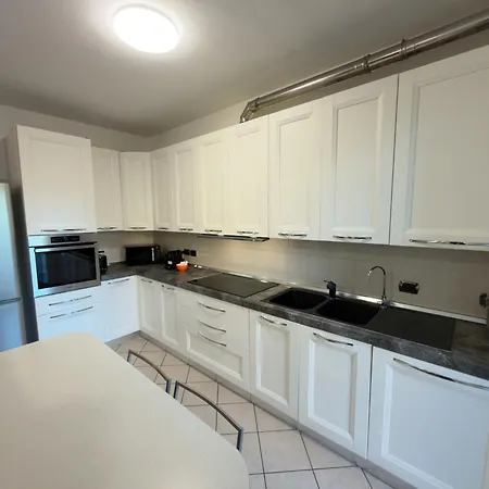 Garden Apartment- Near 아파트